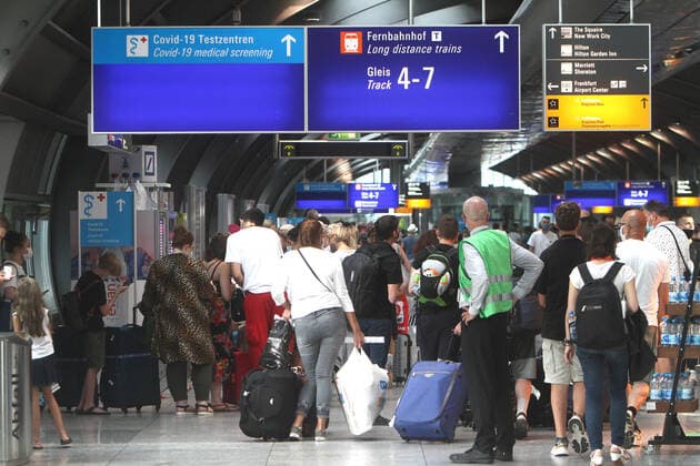 Rekord Ansturm von Reiserückkehrern und Einreisende n- zumeist aus Spanien und Ländern des Balkan s - auf einen Covid-19 Testzentrum von Centogene im Flughafen Frankfurt, die sich nach Reiseende auf Corona testen lassen, Hessen, Deutschland