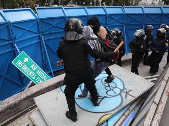 Activists and police clash during protests against sexist violence in Mexico City, Mexico, 16 August 2020. Women clashed with Mexico City police officers this Sunday in a march against sexist violence one year after the start of the NoNosCuidanNosViolan ( TheyDon tCareTheyRapeUs ) movement, in which citizens denounced sexual abuse by police agents. Women and police clash in Mexico City in march against machismo !ACHTUNG: NUR REDAKTIONELLE NUTZUNG!  Copyright: xSáshenkaxGutiérrezx MEX5721 20200817-637332289098110840
