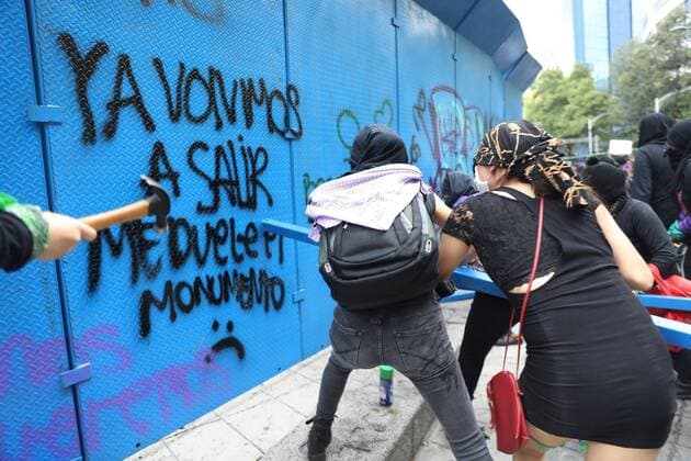 News Bilder des Tages Women and activists try to break down a barrier during protests against sexist violence in Mexico City, Mexico, 16 August 2020. Women clashed with Mexico City police officers this Sunday in a march against sexist violence one year after the start of the NoNosCuidanNosViolan ( TheyDon tCareTheyRapeUs ) movement, in which citizens denounced sexual abuse by police agents. Women and police clash in Mexico City in march against machismo !ACHTUNG: NUR REDAKTIONELLE NUTZUNG!  Copyright: xSáshenkaxGutiérrezx MEX5712 20200817-637332289704788124