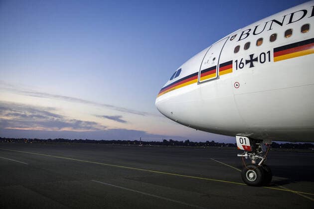 Bundesaussenminister Heiko Maas, SPD, steigt in ein Flugzeug der Luftwaffe nach Italien bei seiner Reise nach Libyen. Berlin, 17.08.2020. Berlin Germany