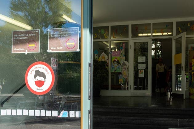 Hinweisschild zur Maskenpflicht am Eingang einer Berliner Schule Coronakrise - Maskenpflicht an Berliner Schulen