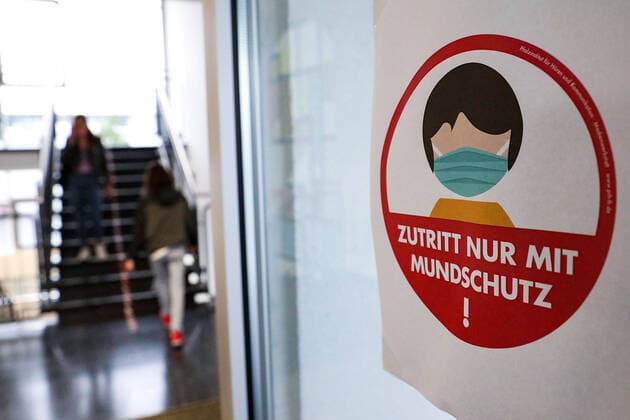 17.08.2020, xmkx, News Schulstart unter Corona-Auflagen in Hessen, Schulen in Langen , Dreieichschule Eingangsschild, Mundschutz, Langen Hessen Deutschland (DE)