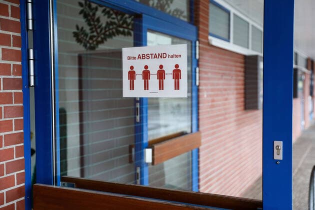 17.08.2020, xmkx, News Schulstart unter Corona-Auflagen in Hessen, Schulen in Langen, Adolf-Reichwein-Schule Abstandsschild, Langen Hessen Deutschland (DE)