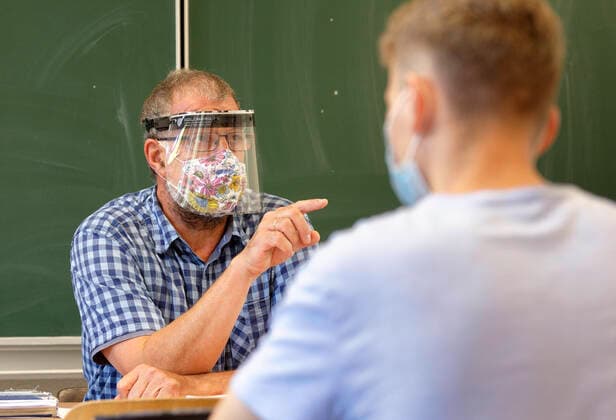 DEU , DEUTSCHLAND : Aufgrund der Corona-Krise Corona-Pandemie sind ab heute die Schueler und Lehrer in Nordrhein-Westfalen verpflichtet , einen Mundschutz Maske zu tragen . Das Bild zeigt Schuelerinnen und Schueler in der Oberstufe von einem Gymnasium in Bonn . Corona , 12.08.2020 DEU , GERMANY : Due to the Corona pandemic pupils and teachers in Northrhine-Westfalia are liable to wear masks as of today , the image shows a lesson in a grammar school in Bonn . 12.08.2020