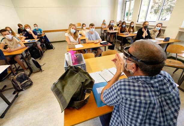 DEU , DEUTSCHLAND : Aufgrund der Corona-Krise Corona-Pandemie sind ab heute die Schueler und Lehrer in Nordrhein-Westfalen verpflichtet , einen Mundschutz Maske zu tragen . Das Bild zeigt Schuelerinnen und Schueler in der Oberstufe von einem Gymnasium in Bonn . Corona , 12.08.2020 DEU , GERMANY : Due to the Corona pandemic pupils and teachers in Northrhine-Westfalia are liable to wear masks as of today , the image shows a lesson in a grammar school in Bonn . 12.08.2020