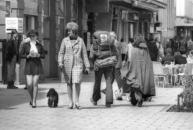 München, Schwabing, 1960er Jahre, 60er Jahre, 68er Generation, 68er-Bewegung, 68er, 70er Jahre, 1970er Jahre, Hippie, Gammler, Blumenkinder, Aussteiger, Studenten, Studentenbewegung, lange Haare, langhaarig, sexuelle Befreiung, Drogenkonsum, Haschisch, Marihuana, LSD, Friedensbewegung Leopoldstraße Schwabing Hippie Gammler Musiker September 1969 *** Munich, Schwabing, 1960s, 60s, 68 generation, 68 movement, 68s, 70s, 1970s, hippie, bum, flower children, dropouts, students, student movement, long hair, long hair, sexual liberation, drug use, hashish, marijuana, LSD, peace movement Leopoldstraße Schwabing Hippie bum musician September 1969 Copyright: xHeinzxGebhardtx