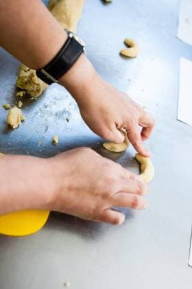 Kekse und Plätzchen backen in einer Bäckerei, Vanillekipferl Remscheid Deutschland *** Baking biscuits and cookies in a bakery, Vanillekipferl Remscheid Germany