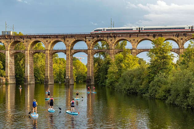Bietigheimer Eisenbahnviadukt mit ICE. Stehpaddler SUP im Fluß Enz. 16.08.2020, Bietigheim-Bissingen, Baden-Württemberg, Deutschland. *** Bietigheim railway viaduct with ICE standing paddler SUP in the river Enz 16 08 2020, Bietigheim Bissingen, Baden Württemberg, Germany
