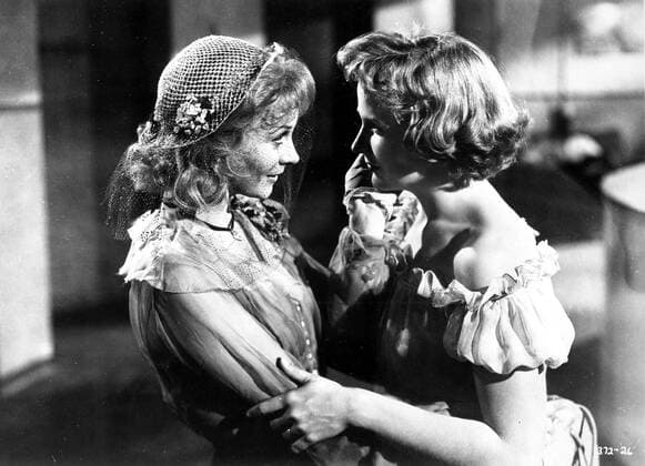OSCARS: Beste Nebendarstellerin, Preisträgerinnen 1951-1960 A STREETCAR NAMED DESIRE VIVIEN LEIGH as Blanche DuBois, KIM HUNTER A STREETCAR NAMED DESIRE Date: 1951. Strictly editorial use only in conjunction with the promotion of the film. Credit line mandatory. This image is copyright of the film company and is supplied under the terms of issue as film still. No commercial or book cover use permitted without prior consent from the film company.  Mandatory credit line: Image courtesy WARNER BROS Ronald Grant Archive Mary Evans
