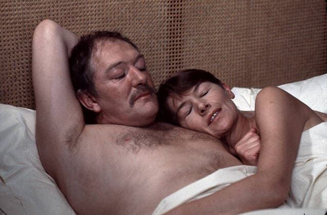 TURTLE DIARY MICHAEL GAMBON AND GLENDA JACKSON Date: 1985. Strictly editorial use only in conjunction with the promotion of the film. Credit line mandatory. This image is copyright of the film company and is supplied under the terms of issue as film still. No commercial or book cover use permitted without prior consent from the film company.  Mandatory credit line: Image courtesy UBA Ronald Grant Archive Mary Evans