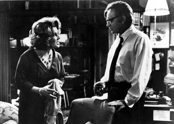 OSCARS. Beste Hauptdarstellerin. Preisträgerinnen 1961-1970 WHOS AFRAID OF VIRGINIA WOOLF (US 1966) ELIZABETH TAYLOR, RICHARD BURTON Date: 1966. Strictly editorial use only in conjunction with the promotion of the film. Credit line mandatory. This image is copyright of the film company and is supplied under the terms of issue as film still. No commercial or book cover use permitted without prior consent from the film company.  Mandatory credit line: Image courtesy WARNER BROS Ronald Grant Archive Mary Evans