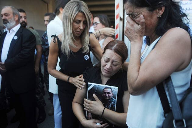 Bilder des Jahres 2020, News 08 August News Themen der Woche KW34 News Bilder des Tages (200817) -- BEIRUT, Aug. 17, 2020 (Xinhua) -- Relatives mourn on the funeral of three firefighters who were killed during the explosions in Beirut, Lebanon, on Aug. 17, 2020. Two huge explosions rocked Port of Beirut on Aug. 4, shaking buildings all over Lebanon s capital, while killing at least 177 people and wounding 6,000. (Xinhua Bilal Jawich) LEBANON-BEIRUT-EXPLOSIONS-FIREFIGHTERS-FUNERAL 