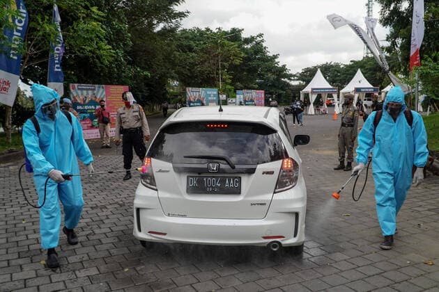 August 17, 2020, Gianyar, Bali, Indonesia: Workers spray the spectator s car with disinfectant. First drive-in music concert in Bali held in Ubud region amid Covid-19 coronavirus outbreak to encourage Bali musicians to keep productive and having health mentality after 5 months pandemic period. The spectators sllowed to be outside the car which still inside each boundary line. Gianyar Indonesia - ZUMAb245 20200817_zip_b245_027 Copyright: xDickyxBisinglasix