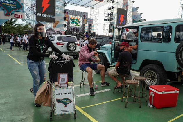 August 17, 2020, Gianyar, Bali, Indonesia: Organizer worker push a cart of food beverages among the spectators. First drive-in music concert in Bali held in Ubud region amid Covid-19 coronavirus outbreak to encourage Bali musicians to keep productive and having health mentality after 5 months pandemic period. The spectators sllowed to be outside the car which still inside each boundary line. Gianyar Indonesia - ZUMAb245 20200817_zip_b245_037 Copyright: xDickyxBisinglasix