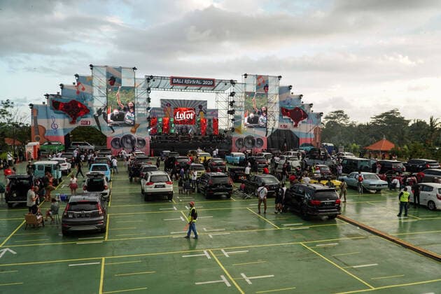 August 17, 2020, Gianyar, Bali, Indonesia: First drive-in music concert in Bali held in Ubud region amid Covid-19 coronavirus outbreak to encourage Bali musicians to keep productive and having health mentality after 5 months pandemic period. The spectators sllowed to be outside the car which still inside each boundary line. Gianyar Indonesia - ZUMAb245 20200817_zip_b245_041 Copyright: xDickyxBisinglasix