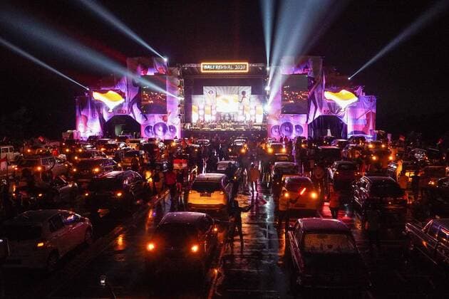 News Bilder des Tages August 17, 2020, Gianyar, Bali, Indonesia: First drive-in music concert in Bali held in Ubud region amid Covid-19 coronavirus outbreak to encourage Bali musicians to keep productive and having health mentality after 5 months pandemic period. The spectators sllowed to be outside the car which still inside each boundary line. Gianyar Indonesia - ZUMAb245 20200817_zip_b245_049 Copyright: xDickyxBisinglasix