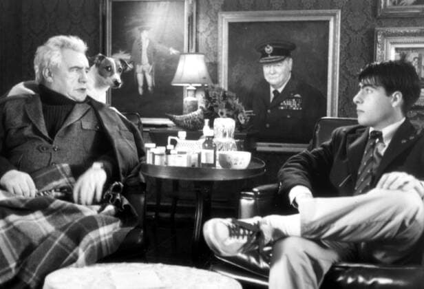 RUSHMORE TOUCHSTONE PICTURES BRIAN COX, SEYMOUR CASSEL Picture from the Ronald Grant Archive RUSHMORE TOUCHSTONE PICTURES BRIAN COX, SEYMOUR CASSEL Date: 1998. Strictly editorial use only in conjunction with the promotion of the film. Credit line mandatory. This image is copyright of the film company and is supplied under the terms of issue as film still. No commercial or book cover use permitted without prior consent from the film company.  Mandatory credit line: Image courtesy Ronald Grant Archive Mary Evans