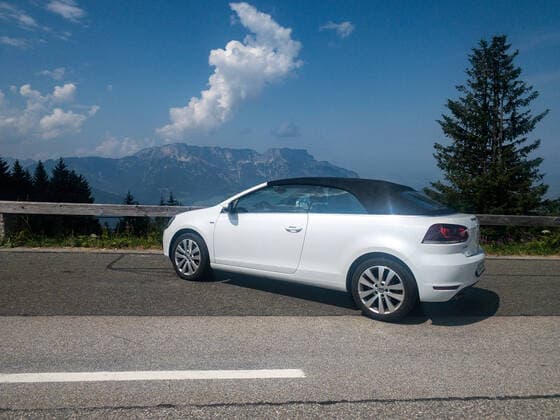 Feature, Symbolbild, VW Golf Cabrio 2.0 TDI vor der Bergkulisse. Deutschland, Berchtesgaden, 12.08.2020, Impressionen vom Wandern und Sightseeing im Berchtesgadener Land und Salzburg, Saison 2019 2020, Impressionen, Berchtesgadener Land, Salzburg Foto: A2 Bildagentur Peter Hartenfelser