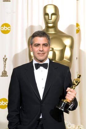 George Clooney mit dem Oscar für die beste Nebenrolle in Syriana im Press Room der Oscar Verleihung 2006 78th Annual Academy Awards im Kodak Theatre. Los Angeles, 05.03.2006 *** George Clooney with the Oscar for Best Supporting Actress in Syriana in the Press Room of the 2006 Oscar Awards 78th Annual Academy Awards at Kodak Theatre Los Angeles, 05 03 2006 Foto:xD.xBedrosianx xFuturexImage