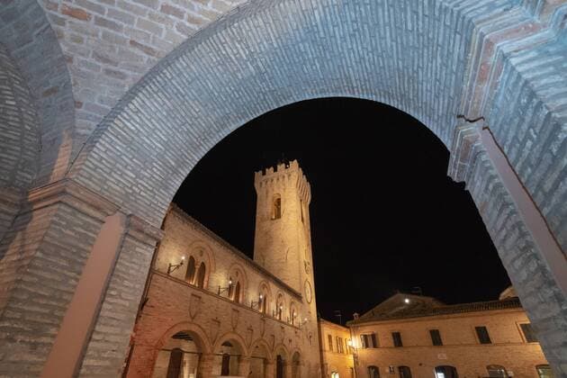 Cityscape, Piazza del Comune square; Civic Tower, Palazzo del Podesta™ palace, Montelupone, Marche, Italy, Europe ÂMauroFlamini REDA&CO 1028_38_MFL12811