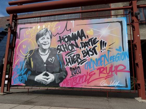 Bilder des Jahres 2020, News 08 August News Themen der Woche KW34 News Bilder des Tages BUNDESKANZLERIN DR.ANGELA MERKEL besucht das Bundesland Nordrhein-Westfalen ( NRW ),ein Plakat auf der Zeche Zollverein in Essen,Stadt im Ruhrgebiet,gegrüsst,die Bundeskanzlerin mit Hömma,SCHÖN DATTE HIER BIST,fotografiert am 18.08.2020. Bundeskanzlerin Angela Merkel wird gegen ca.16 Uhr auf Zeche Zollverein erwartet. Â *** BUNDESKANZLERIN DR ANGELA MERKEL visits the federal state of North Rhine-Westphalia NRW ,a poster on the Zeche Zollverein in Essen,city in the Ruhr area,greeted,the Chancellor with Hömma,BEAUTIFUL DATE HERE,photographed on 18 08 2020 Chancellor Angela Merkel is expected at Zeche Zollverein at about 16 oclock Â