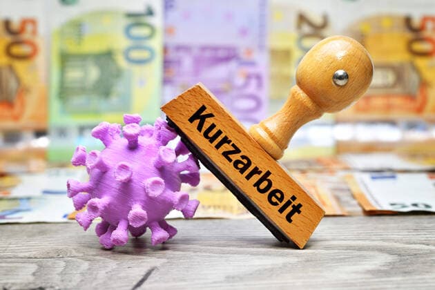 Coronavirus-Miniatur mit Stempel und Aufschrift Kurzarbeit *** Coronavirus miniature with stamp and inscription short-time work ** NUR FUER REDAKTIONELLE ZWECKE ** EDITORIAL USE ONLY **