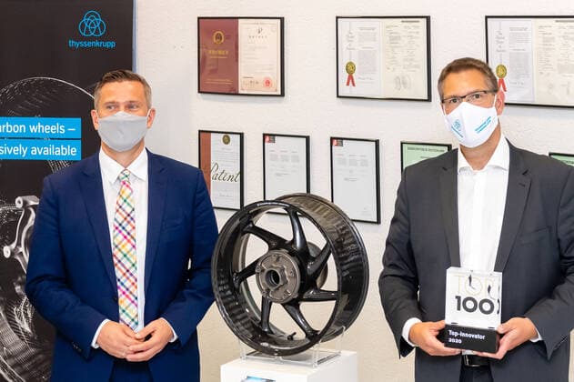 18.08.2020 Deutschland,Sachsen,Kesselsdorf: Staatsminister Martin Dulig am 18.8.2020 beim Besuch der ThyssenKrupp Carbon Components GmbH Kesselsdorf anlässlich der Auszeichnung im Innovationswettbewerb mit dem TOP 100-Award. Das Unternehmen entwickelt Produkte für den Leichtbau - zum Beispiel ultraleichte, geflochtene Carbonfelgen für Autos und Motorräder sowie Bewehrungsstäbe aus Carbon für den Betonbau, die in ersten Pilotprojekten in Sachsen erprobt werden. im Bild Martin Dulig (links ) und mit Geschäftsführer Dr. Jens Werner