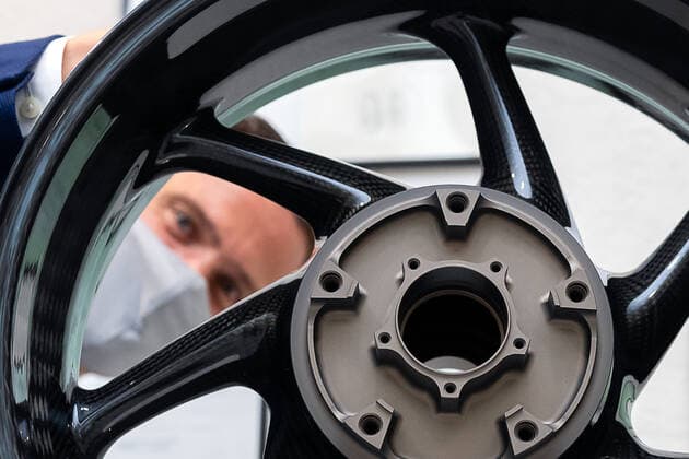 18.08.2020 Deutschland,Sachsen,Kesselsdorf: Staatsminister Martin Dulig am 18.8.2020 schaut beim Besuch der thyssenkrupp Carbon Components GmbH Kesselsdorf anlässlich der Auszeichnung im Innovationswettbewerb durch eine in dem Betrieb gefertigte Felge. Das Unternehmen entwickelt Produkte für den Leichtbau - zum Beispiel ultraleichte, geflochtene Carbonfelgen für Autos und Motorräder sowie Bewehrungsstäbe aus Carbon für den Betonbau, die in ersten Pilotprojekten in Sachsen erprobt werden.