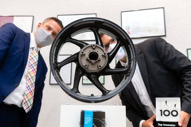 18.08.2020 Deutschland,Sachsen,Kesselsdorf: Staatsminister Martin Dulig am 18.8.2020 schaut beim Besuch der thyssenkrupp Carbon Components GmbH Kesselsdorf anlässlich der Auszeichnung im Innovationswettbewerb mit dem TOP 100-Award gemeinsam mit Geschäftsführer Dr. Jens Werner durch eine in dem Betrieb gefertigte Felge. Das Unternehmen entwickelt Produkte für den Leichtbau - zum Beispiel ultraleichte, geflochtene Carbonfelgen für Autos und Motorräder sowie Bewehrungsstäbe aus Carbon für den Betonbau, die in ersten Pilotprojekten in Sachsen erprobt werden.