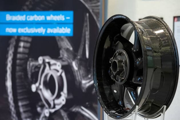 18.08.2020 Deutschland,Sachsen,Kesselsdorf: Sachsen, Kesselsdorf. Im Bild eine in der thyssenkrupp Carbon Components GmbH Kesselsdorf gefertigte Felge, anlässlich eines Pressetermins am 18.8.2020. Das Unternehmen entwickelt Produkte für den Leichtbau - zum Beispiel ultraleichte, geflochtene Carbonfelgen für Autos und Motorräder sowie Bewehrungsstäbe aus Carbon für den Betonbau, die in ersten Pilotprojekten in Sachsen erprobt werden.