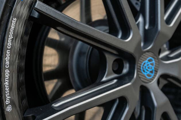 18.08.2020 Deutschland,Sachsen,Kesselsdorf: Sachsen, Kesselsdorf. Im Bild eine in der thyssenkrupp Carbon Components GmbH Kesselsdorf gefertigte Felge, anlässlich eines Pressetermins am 18.8.2020. Das Unternehmen entwickelt Produkte für den Leichtbau - zum Beispiel ultraleichte, geflochtene Carbonfelgen für Autos und Motorräder sowie Bewehrungsstäbe aus Carbon für den Betonbau, die in ersten Pilotprojekten in Sachsen erprobt werden.