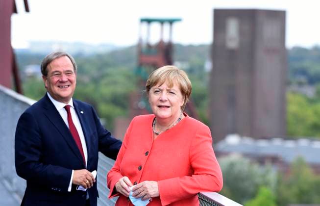 Bilder des Jahres 2020, News 08 August News Themen der Woche KW34 News Bilder des Tages Ruhr Konferenz-BUNDESKANZLERIN DR.ANGELA MERKEL besucht das Bundesland Nordrhein-Westfalen ( NRW ),auf der Zeche Zollverein in Essen,Stadt im Ruhrgebiet,die Kanzlerin und Ministerpräsident Armin Laschet auf der Terrasse vor dem Erich Brost Pavillion auf Zeche Zollverein,fotografiert am 18.08.2020. Â *** Ruhr Konferenz BUNDESKANZLERIN DR ANGELA MERKEL visits the federal state of North Rhine-Westphalia NRW ,at the Zeche Zollverein in Essen,city in the Ruhr area,the Chancellor and Prime Minister Armin Laschet on the terrace in front of the Erich Brost Pavillion at Zeche Zollverein,photographed on 18 08 2020 Â