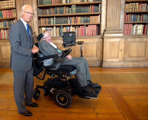 King Carl XVI Gustaf of Sweden audience with physicist Professor Stephen Hawking at the Bernadotte Library at the Royal Palace in Stockholm, Sweden, 27 Aug 2015 2015-08-27 (c) Karin Törnblom IBL Bildbyra Stockholm Sverige kungahus Sverige x2377x  Copyright: xKarinxTörnblom TTx King Carl XVI Gustaf audience with Stephen Hawking