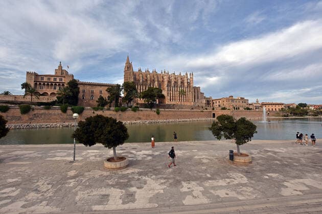 News Bilder des Tages August 19, 2020, Palma De Mallorca, Spain: The Catholic Cathedral of Palma de Mallorca is pictured with very few people in its surroundings, where it is normally full of tourists at other times..Hotels, nightclubs, and part of the commerce of the Balearic Islands in Spain foresee the closure of the establishments in Mallorca, Menorca, Eivissa and Formentera over the next few days due to the plummeting fall in reservations and the increase in cancellations by tourists from Germany and, more specifically, from the United Kingdom due to the restrictions of quarantine to all travellers from Spain. Empty hotels, few international tourists and empty streets are seen these days in Mallorca Palma De Mallorca Spain - ZUMAs197 20200819_zaa_s197_006 Copyright: xRamonxCostax