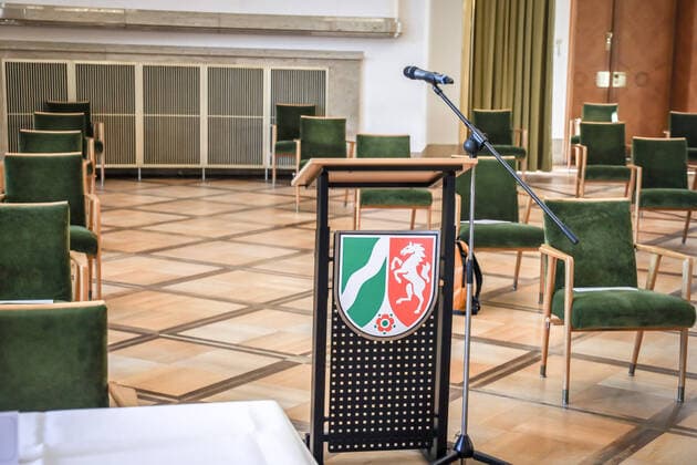 Oberverwaltungsgericht Nordrhein-Westfalen verhandelt an aussergewöhnlichem Ort - Mündliche Verhandlung im Verfahren CO-Pipeline DEU, Deutschland, Nordrhein-Westfalen, Münster, 19.08.2020: Zur GeÂ­währleistung des GesundheitsÂ­schutzes (Corona-Pandemie) findet die VerÂ­handlung in der Aula des Fürstbischöflichen Schlosses in Münster statt. Der 20. Senat des OVG verhandelt im Berufungsverfahren gegen die Kohlenmonoxid-(CO)-Pipeline der Covestro Deutschland AG (ehm. Bayer Material Science AG) Zusammensetzung des Gerichts: Vorsitzender Richter am OVG Lechtermann; Richter am OVG Oestrich; Richter am OVG Hautholf; ehremamtl. Richter Namysio; ehrenamtl. Richter Niederau, Blick in die Aula
