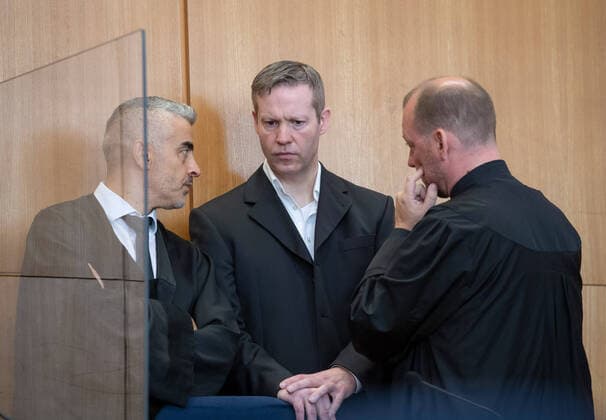 Bilder des Jahres 2020, News 08 August News Themen der Woche KW34 News Bilder des Tages 19.08.2020, xblx, deloka, emonline, delahe, Prozess: Tod von Dr. Walter Luebcke, Angeklagter Stephan Ernst mit seinen Verteidigern Mustafa Kaplan und Jörg Hardies vor dem Oberlandesgericht in Frankfurt wird heute der Prozess gegen zwei Männer fortgesetzt, die die Bundesanwaltschaft im Zusammenhang mit dem Tod des Politikers angeklagt hat. Der Kasseler Regierungspräsident Dr. Walter Luebcke (Walter Lübcke) wurde im Juni 2019 auf der Terrasse seines Hauses in Wolfhagen getötet. Frankfurt am Main *** 19 08 2020, xblx, deloka, emonline, delahe, Trial Death of Dr Walter Luebcke, defendant Stephan Ernst with his defence lawyers Mustafa Kaplan and Jörg Hardies at the Higher Regional Court in Frankfurt today the trial against two men accu