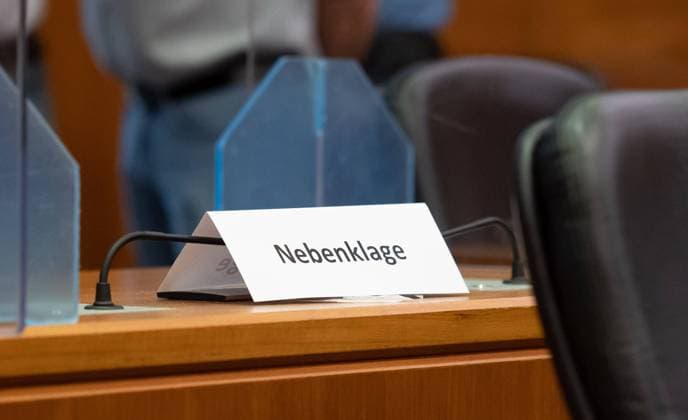 Justiz, Symbolfotos 19.08.2020, xblx, Lokales, Prozess: Anklage: Kind im Hbf vor ICE gestossen, v.l. Schild der Nebenklage die Staatsanwaltschaft wirft dem Mann vor, am 29. Juli des vergangenen Jahres im Frankfurter Hauptbahnhof eine Frau und ihren acht Jahre alten Sohn vor einen Zug gestossen zu haben. Der Junge wurde dabei vom Zug tödlich verletzt. Die Anklage legt dem Mann deshalb u.a. Totschlag und versuchten Totschlag zur Last. Nach fachärztlichen Untersuchungen steht eine psychische Erkrankung des Angeklagten im Raum. Frankfurt am Main *** 19 08 2020, xblx, Local, Trial Prosecution