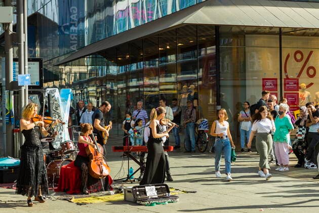 Openair Konzert Die Australische Ban The Wishing Well, spielt in der Chemnitzer Fussgängerzone. Der liedhafte Rock, lässte zahlreiche Gäste inne halten und lauschen. Solche Zeichen sind für die Kunst in dieser Zeit überlebenswichtig. Chemnitz Sachsen GERMANY