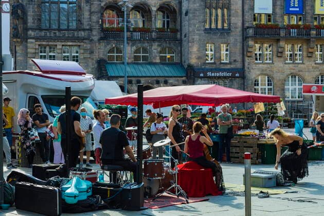 Openair Konzert Die Australische Ban The Wishing Well, spielt in der Chemnitzer Fussgängerzone. Der liedhafte Rock, lässte zahlreiche Gäste inne halten und lauschen. Solche Zeichen sind für die Kunst in dieser Zeit überlebenswichtig. Chemnitz Sachsen GERMANY