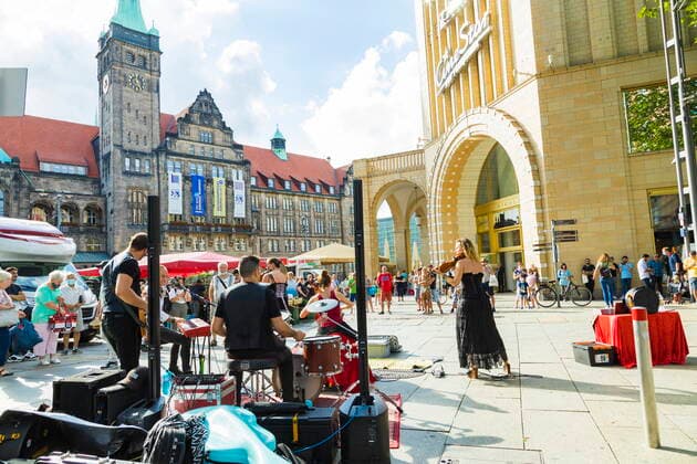 Openair Konzert Die Australische Ban The Wishing Well, spielt in der Chemnitzer Fussgängerzone. Der liedhafte Rock, lässte zahlreiche Gäste inne halten und lauschen. Solche Zeichen sind für die Kunst in dieser Zeit überlebenswichtig. Chemnitz Sachsen GERMANY