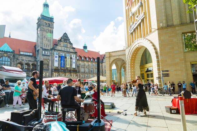 Openair Konzert Die Australische Ban The Wishing Well, spielt in der Chemnitzer Fussgängerzone. Der liedhafte Rock, lässte zahlreiche Gäste inne halten und lauschen. Solche Zeichen sind für die Kunst in dieser Zeit überlebenswichtig. Chemnitz Sachsen GERMANY
