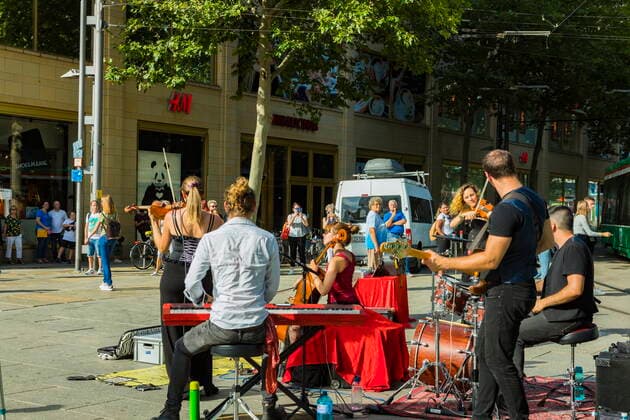 Openair Konzert Die Australische Ban The Wishing Well, spielt in der Chemnitzer Fussgängerzone. Der liedhafte Rock, lässte zahlreiche Gäste inne halten und lauschen. Solche Zeichen sind für die Kunst in dieser Zeit überlebenswichtig. Chemnitz Sachsen GERMANY