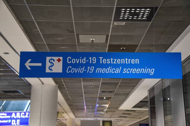 xjhx, Corona Covid-19 Testcenter am Frankfurter Flughafen, Ein Schild weisst den Weg zum Corona Covid-19 Testcenter am frankfurter Flughafen emlahe, emwirt Frankfurt am Main