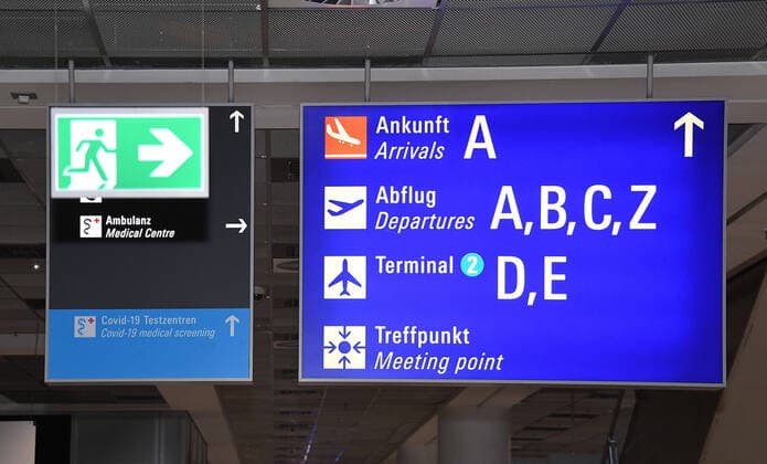 xjhx, Corona Covid-19 Testcenter am Frankfurter Flughafen, Ein Schild weisst den Weg zum Corona Covid-19 Testcenter am frankfurter Flughafen emlahe, emwirt Frankfurt am Main