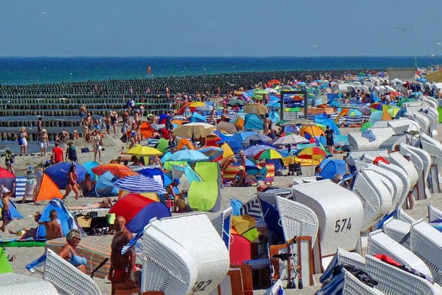 Bilder des Jahres 2020, News 08 August News Themen der Woche KW34 News Bilder des Tages Sommerferien in Deutschland. Voller Strand in Zingst auf dem Darß. Lockerung in Mecklenburg Vorpommern, von Corona nichts mehr zu merken. Urlauber und Einheimische hier in Zingst auf dem Darß. 19.08.2020 in Ostseeheilbad Zingst (Coronavirus) *** Summer holidays in Germany Full beach in Zingst on the Darß Relaxation in Mecklenburg Vorpommern, nothing more to notice of Corona Holidaymakers and locals here in Zingst on the Darß 19 08 2020 in Baltic Sea spa Zingst Coronavirus
