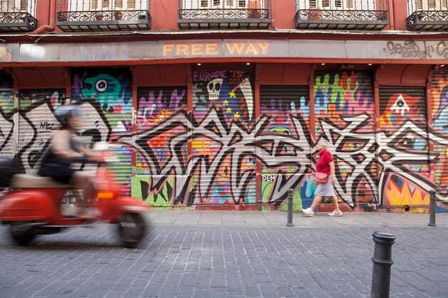 IMAGO Creative: Stadt-Dichotomien  Ladenzeile mit Graffiti im Stadtteil Malasana, Madrid, Spanien, Europa *** row of shops with graffiti in the Malasana district, Madrid, Spain, Europe Copyright: imageBROKER/DiegoxLezama ibldlo05808507.jpg