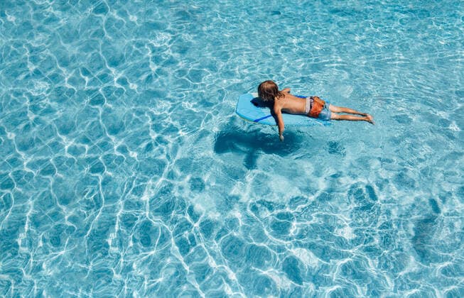 IMAGO Creative: Sommer Sport - Strand Young boy floating in pool on a summer day Windsor, ON, Canada CR_JEOH200819-465926-01 ,model released, Symbolfoto