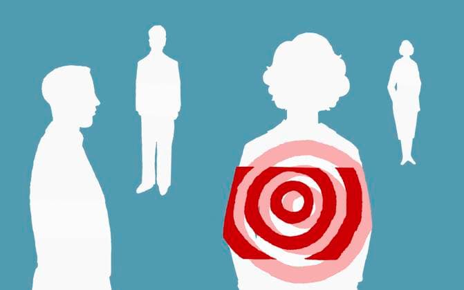 Frau in Gruppe mit Zielscheibe *** Woman in group with target  Copyright: xLeighxWellsx 12050130