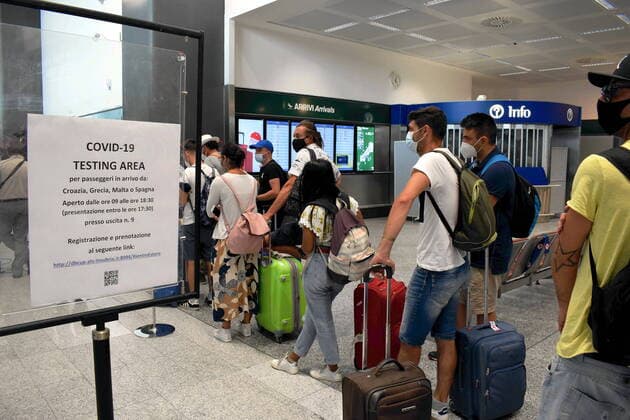 Italien, Reiserückkehrer am Covid19 Testzentrum in Mailand Malpensa Milan, Malpensa airport, buffer zone for covid 19 for passengers from countries at risk. code. (Maurizio Maule Fotogramma, Milan - 2020-08-20) p.s. la foto e utilizzabile nel rispetto del contesto in cui e stata scattata, e senza intento diffamatorio del decoro delle persone rappresentate  Copyright: xMaurizioxMaulex xFOTOGRAMMAx