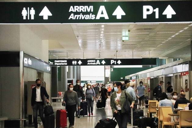 Italien, Reiserückkehrer am Covid19 Testzentrum in Mailand Malpensa foto ipp clemente marmorino aeroporto malpensa 20 08 2020 arrivi e partenze dei passeggeri nelal foto la zona arrivi *** photo ipp clemente marmorino airport malpensa 20 08 2020 arrivals and departures of passengers in the arrivals area photo  0